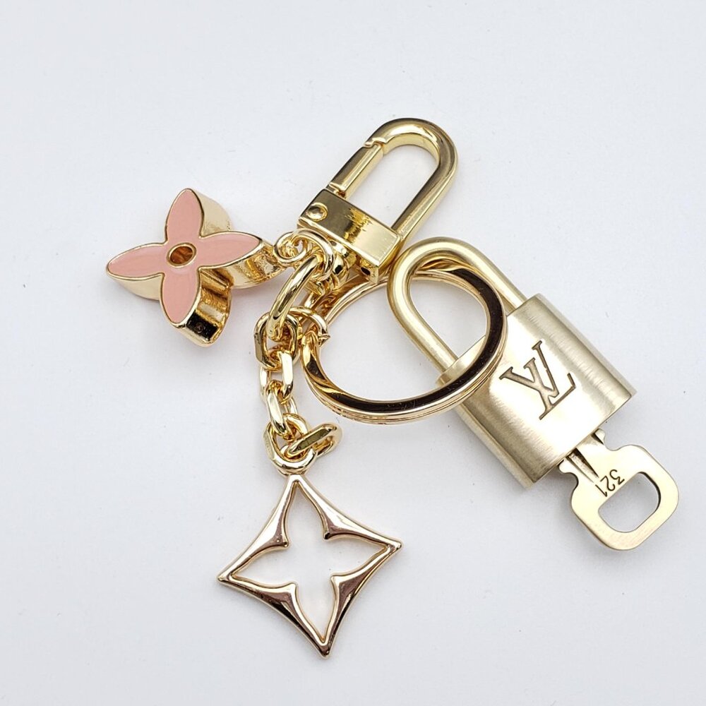 Authentic Louis Vuitton Gold Lock 🔒 Keychain Bag Unbranded Flower Charm LV - Picture 4 of 10